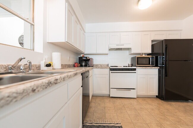 Building Photo - Stylish & Fully Furnished 2-Bedroom in the Heart of Farmington – Flexible Lease Terms!