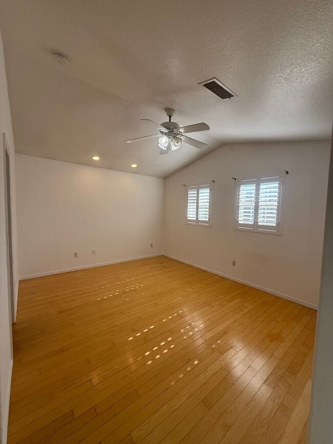 Building Photo - 3 bed, 2 1/2 bath home in East Simi Valley