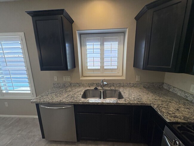 Building Photo - 4 bedroom plus Den 3 car garage with sparkling pool Vail School District
