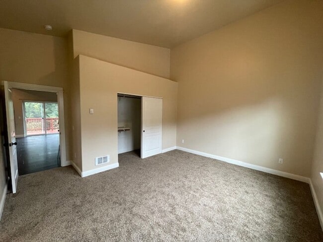 Building Photo - 2165