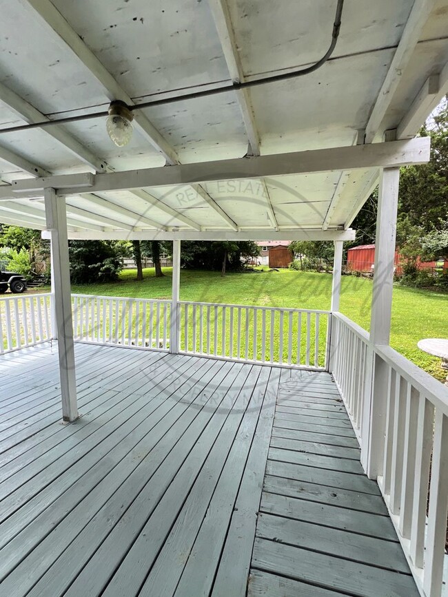 Building Photo - All Brick, 3 Bedroom Ranch in Hendersonvil...