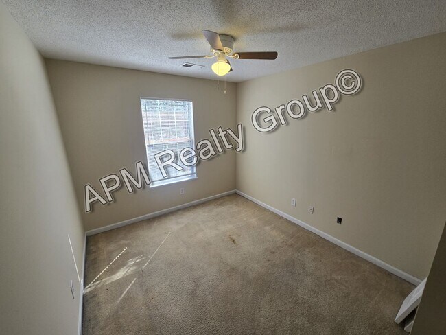 Building Photo - Spacious three bedroom home in the Northeast