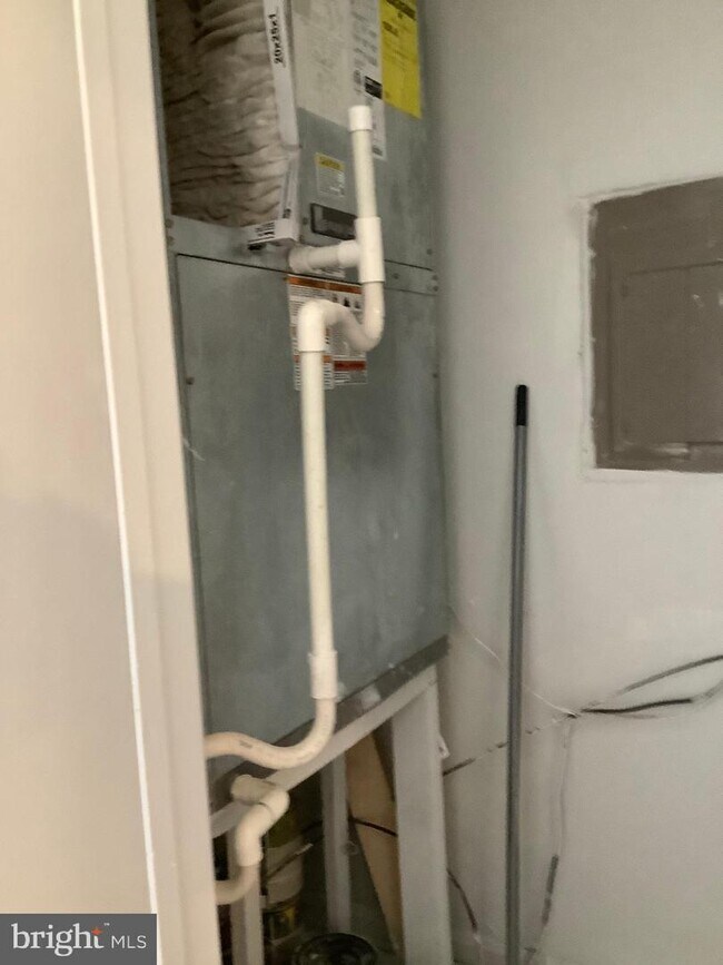 Building Photo - 12 Normandy Square Ct