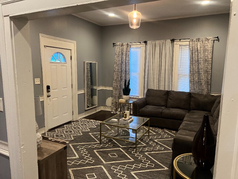 Building Photo - 514 W 38th St