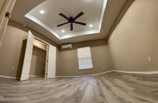 Building Photo - 2113 W Barcelona Ave