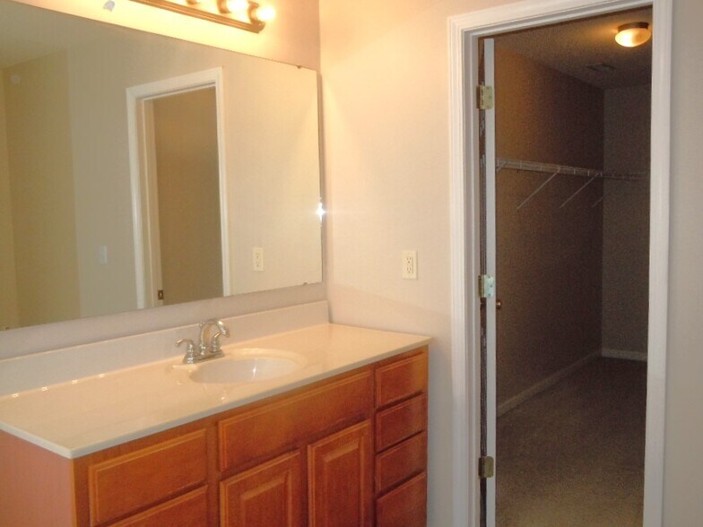 Building Photo - 100 Angel Oak Ct
