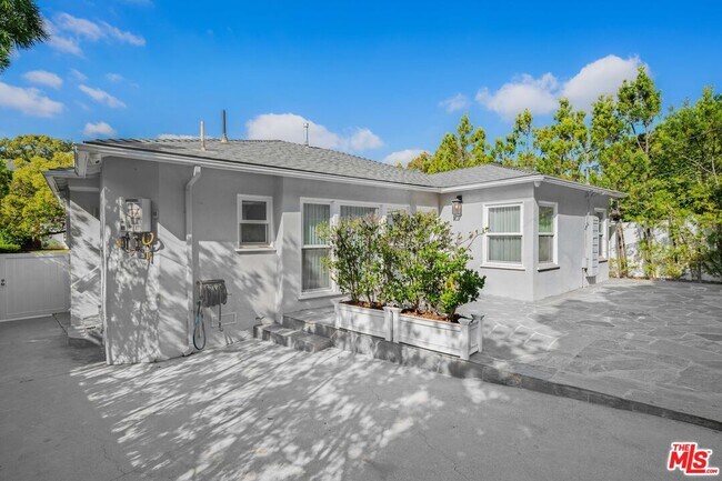 Building Photo - 2036 Hillsboro Ave