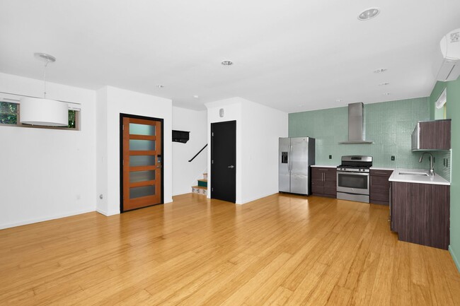 Building Photo - 1807 25th Ave