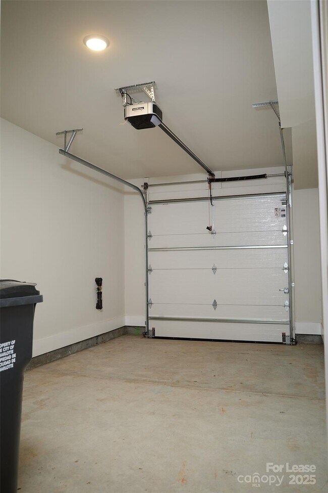 Building Photo - 1302 E 10th St