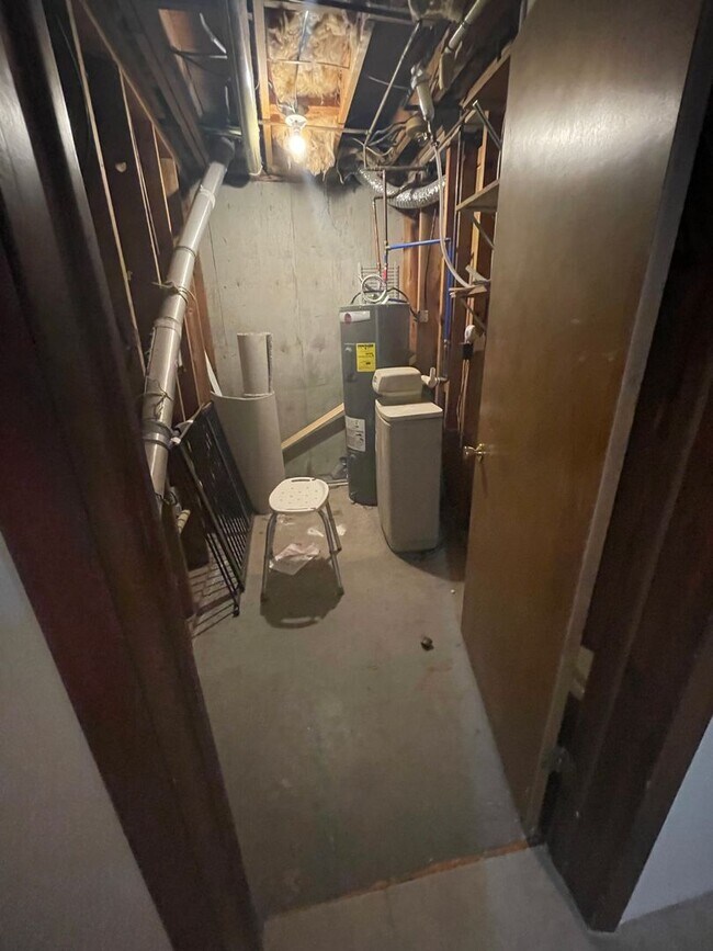 Building Photo - Spacious, four-bedroom, two-bathroom, coun...