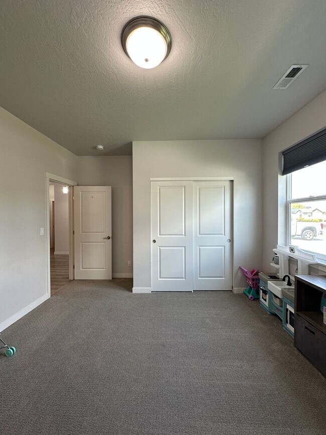 Building Photo - 3 bedroom, 2.5 bath with bonus room in Wes...
