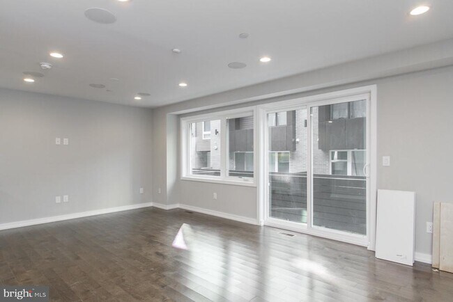 Building Photo - 720 S Sartain St