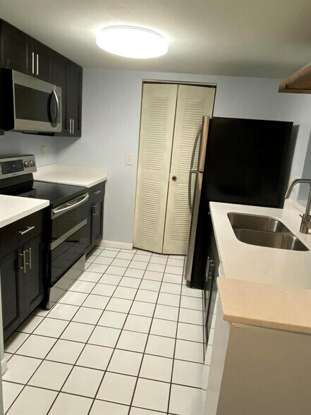 Building Photo - 9899 Westview Dr