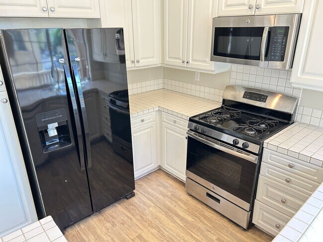 Building Photo - Updated 3 Bed/2.5 Bath Townhome in Gate Community in Anaheim