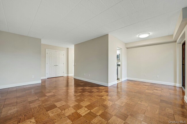 Building Photo - 505 White Plains Rd