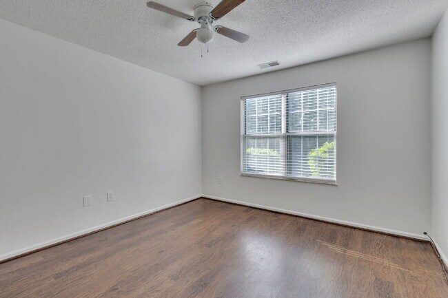 Building Photo - Welcome to Parkview Condos! This beautiful...