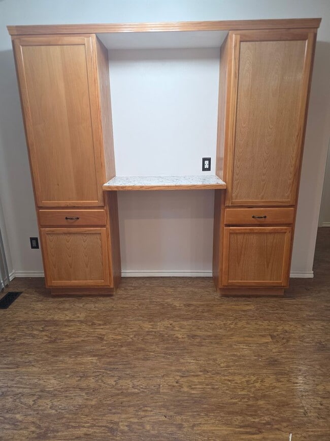 Building Photo - 3-bedroom, 2-bathroom home with an additional office