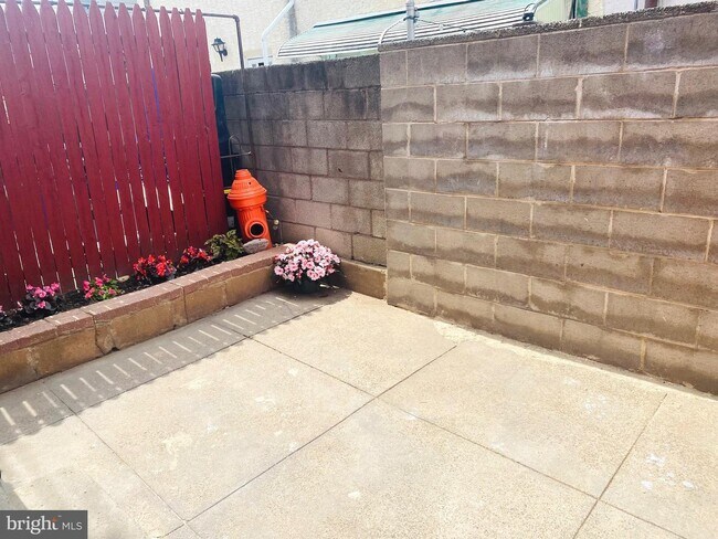 Building Photo - 2634 Edgemont St