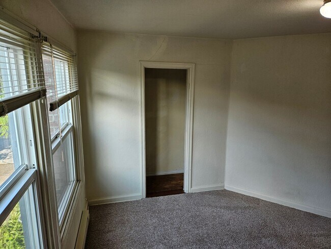 Building Photo - 1631li