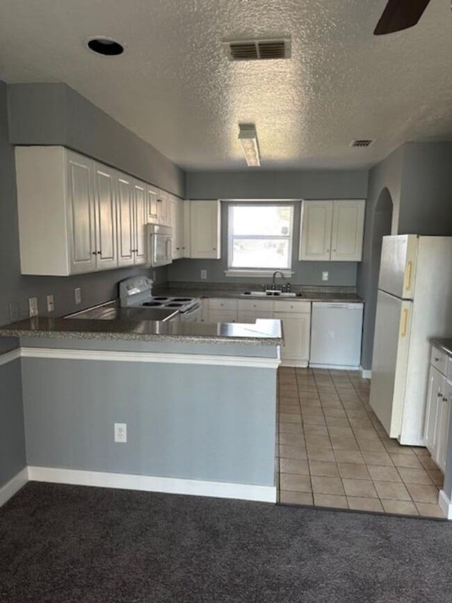 Building Photo - Spacious Townhome  with Stunning Water Views