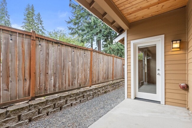 Building Photo - 4Bd/3.5Ba Mountlake Terrace Townhouse