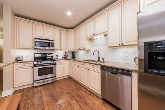 Building Photo - 1021 Peterson Ave