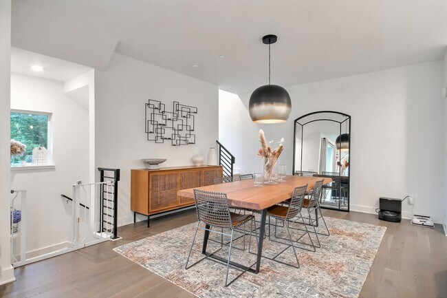 Building Photo - Stunning Modern Townhome in Sammamish!