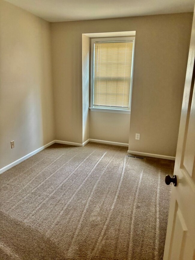 Building Photo - 3 bedroom/1.5 bathroom-Courthouse Green