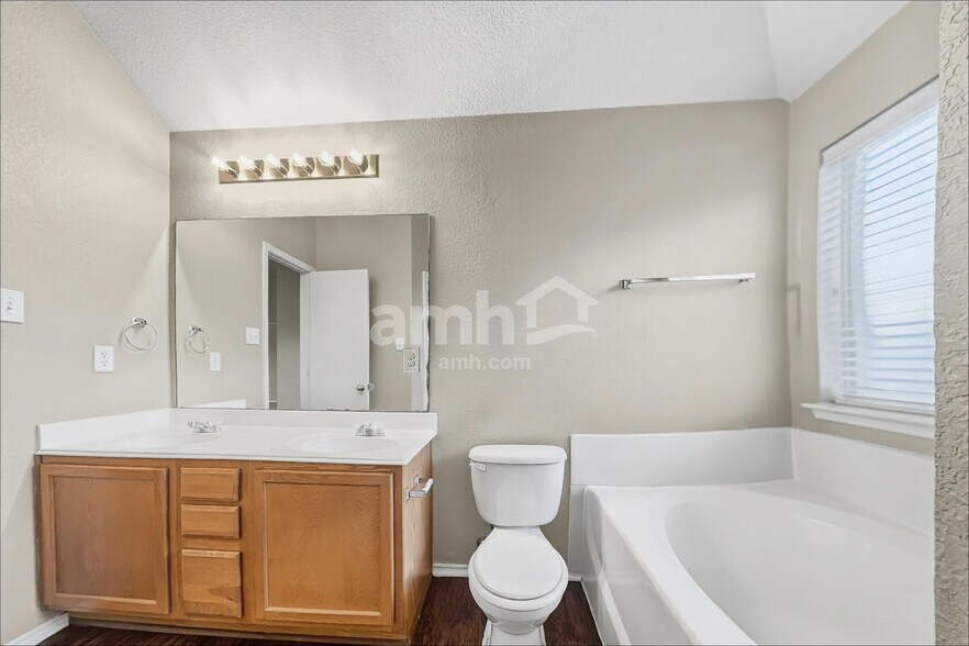 Building Photo - 912 Buffalo Springs Dr