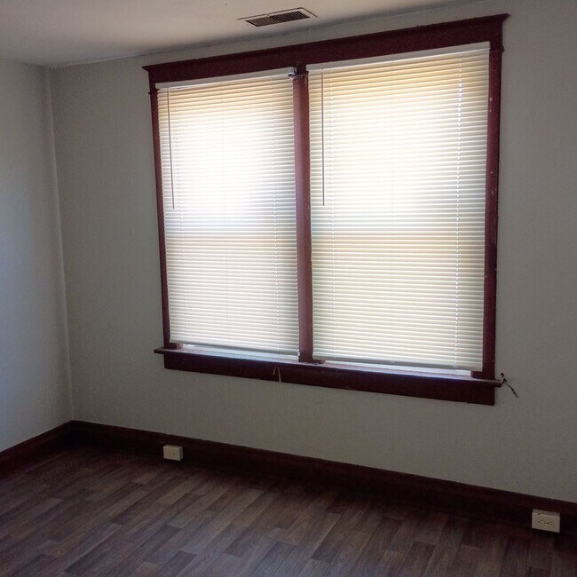 Building Photo - Cute Update 2 bedroom in convenient location!