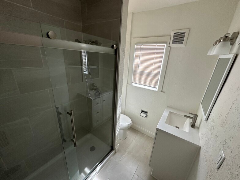 Main bathroom - 1359 Illinois Ave