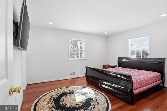 Building Photo - 3033 Sylvan Dr