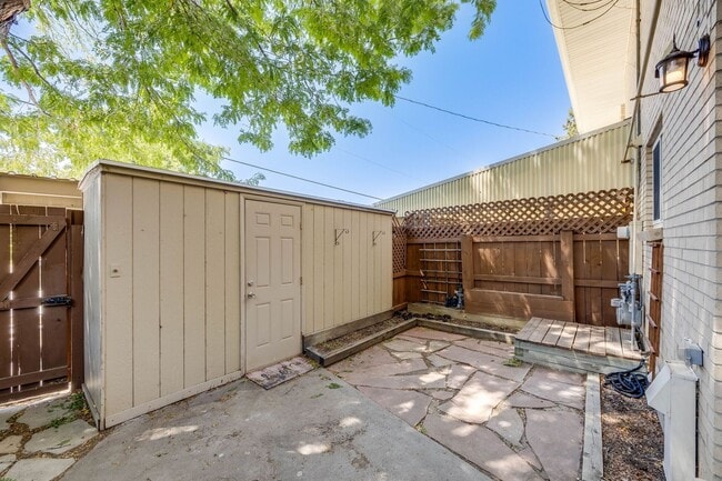 Building Photo - Updated 2BD Townhome | Private Patio | Community Amen