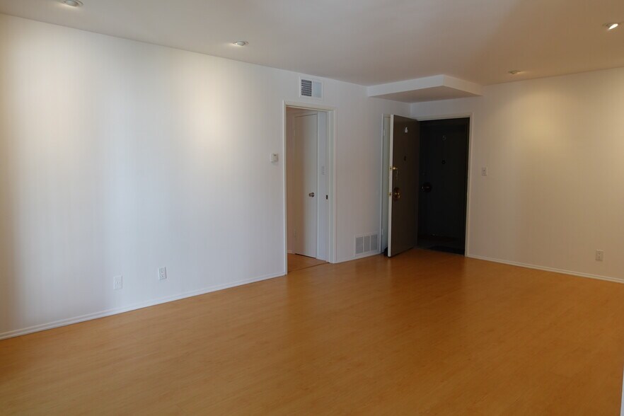 Building Photo - 546 N Flores St