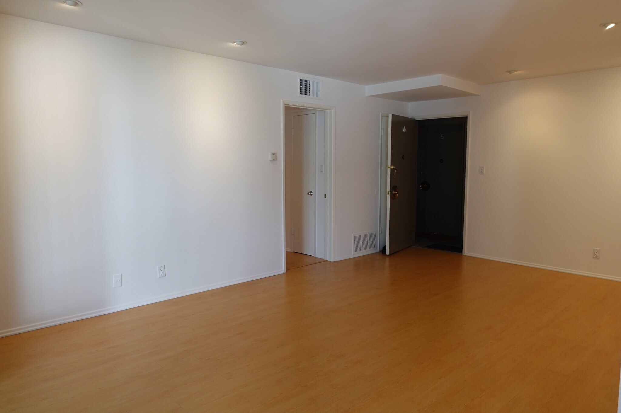 Building Photo - 546 N Flores St