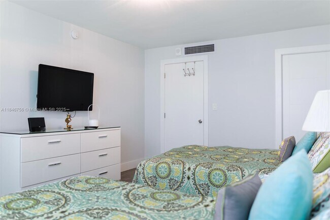 Building Photo - 6039 Collins Ave