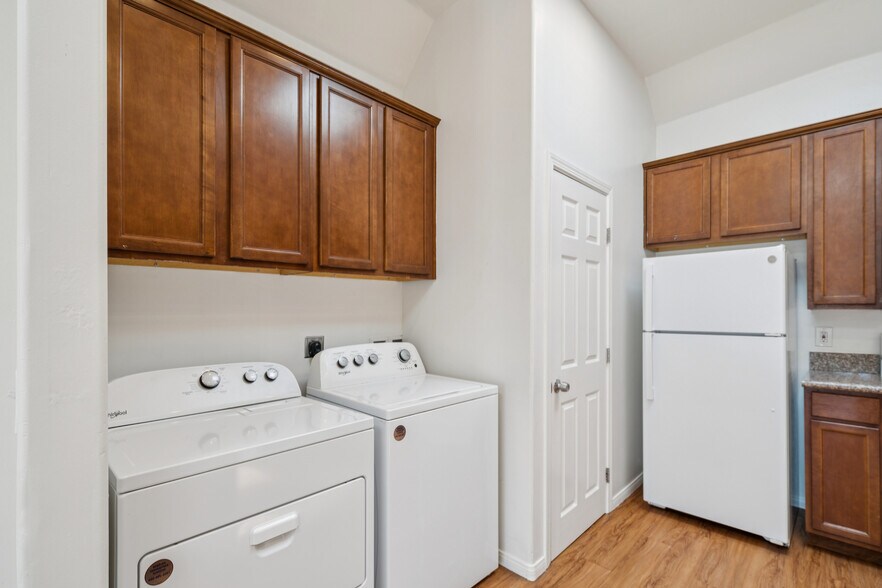 Building Photo - 6761 Del Playa Dr