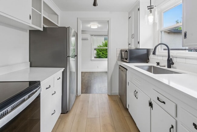 Building Photo - Updated 2BR Wedgwood Home w/ Utility Packa...