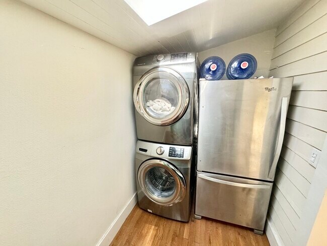 Building Photo - Charming 2-Bedroom Home with Modern Upgrades in Downtown Long Beach