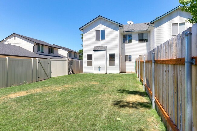 Building Photo - Spacious 3 Bed, 2.5 Bath Home with Garage ...