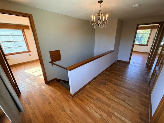 Building Photo - Located in the Historic District! 3+ beds, 1.5 bath, single garage, hardwood floors and MORE!