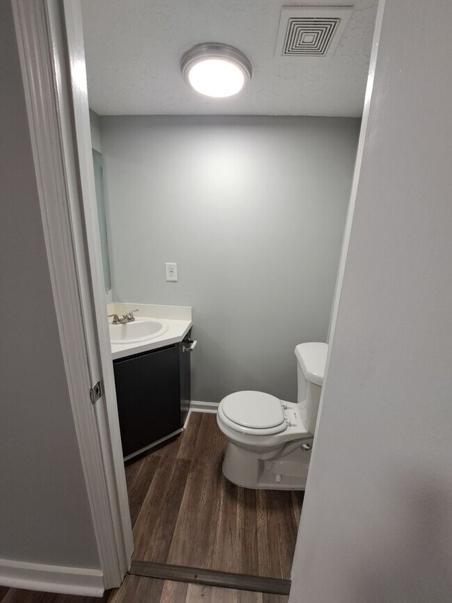 Building Photo - ONE MONTH FREE RENT! Newly Remodeled 2Bed/...