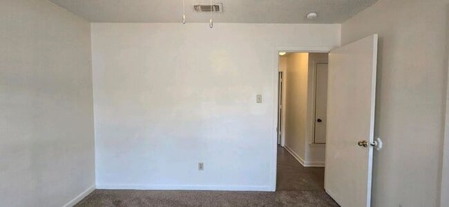 Building Photo - Available! 2 Bedroom 1 Bath Close to Everything! Longview, TX!