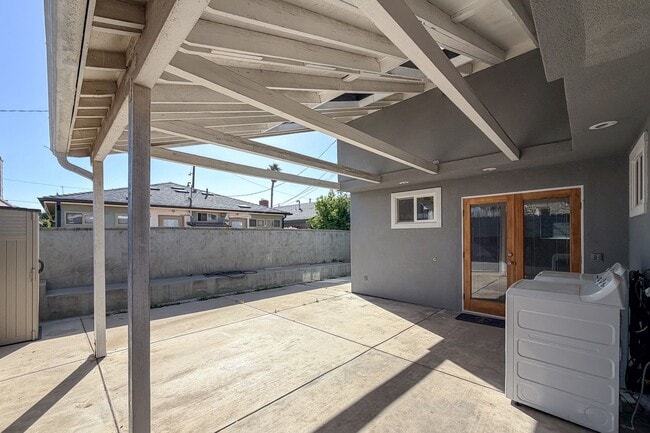 Building Photo - 3 bedrooms & 2 bathrooms |Duplex | Oxnard | Silverstrand Beach| Unfurnished