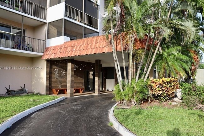 Building Photo - 4164 Inverrary Dr