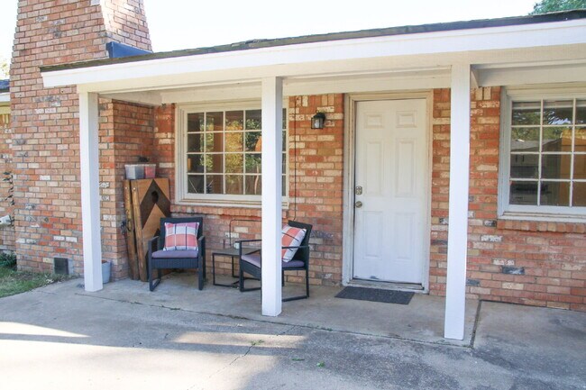Building Photo - Large Updated Home!