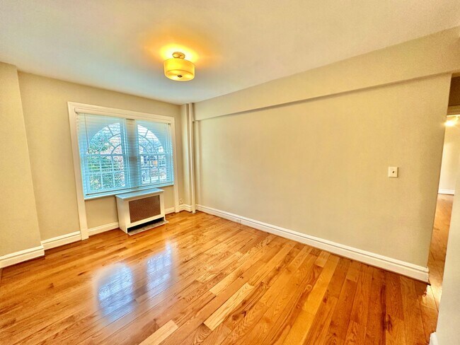 Building Photo - Have Breakfast at Tiffany's! Dupont's Gleaming Light Filled 2 En-suites w/ W/D at the Tiffany!