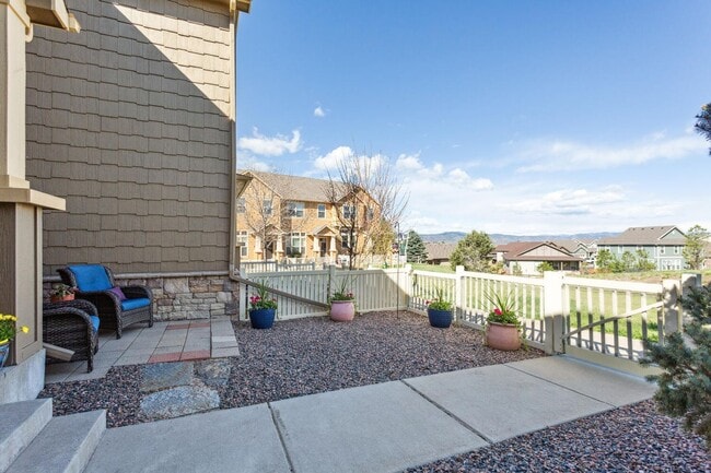 Building Photo - 3 Bedroom, 3 Bth Townhome with 2 Car Garage
