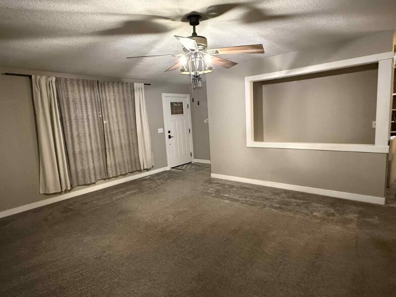 Building Photo - 1324 N Crestline St