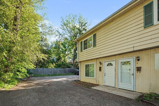 Building Photo - SUMMER MOVE IN SPECIAL- $300 off your move-in before July - $1075- 2 Bedroom Townhome off Westnedge